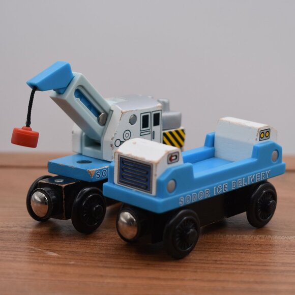 Ice Cargo Car and Ice Crane Car Sodor Delivery Thomas & Friends Wooden Railway - Picture 2 of 7